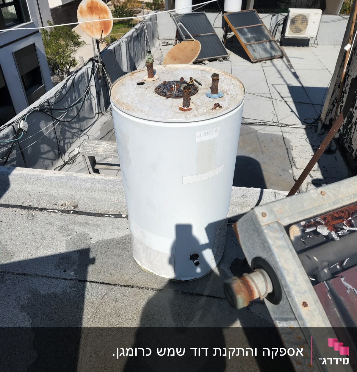 דוד שמש על גג עם קולטי שמש וחיבורים